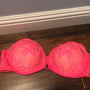 Show stopper!!! Magnetic Victoria’s Secret bra!!